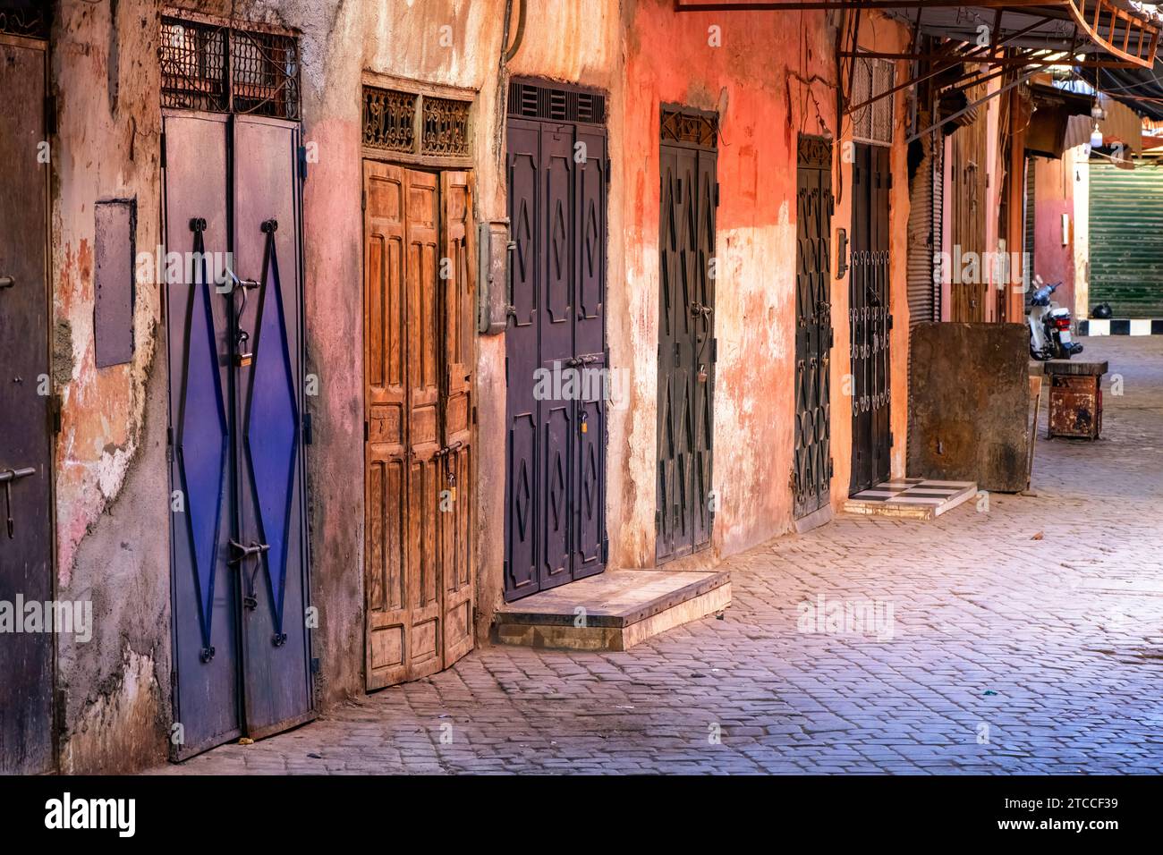 Marrakesch oder Marrakesch, Marokko. Farbenfrohe Hausfassade in der Stadt Medina. Stockfoto