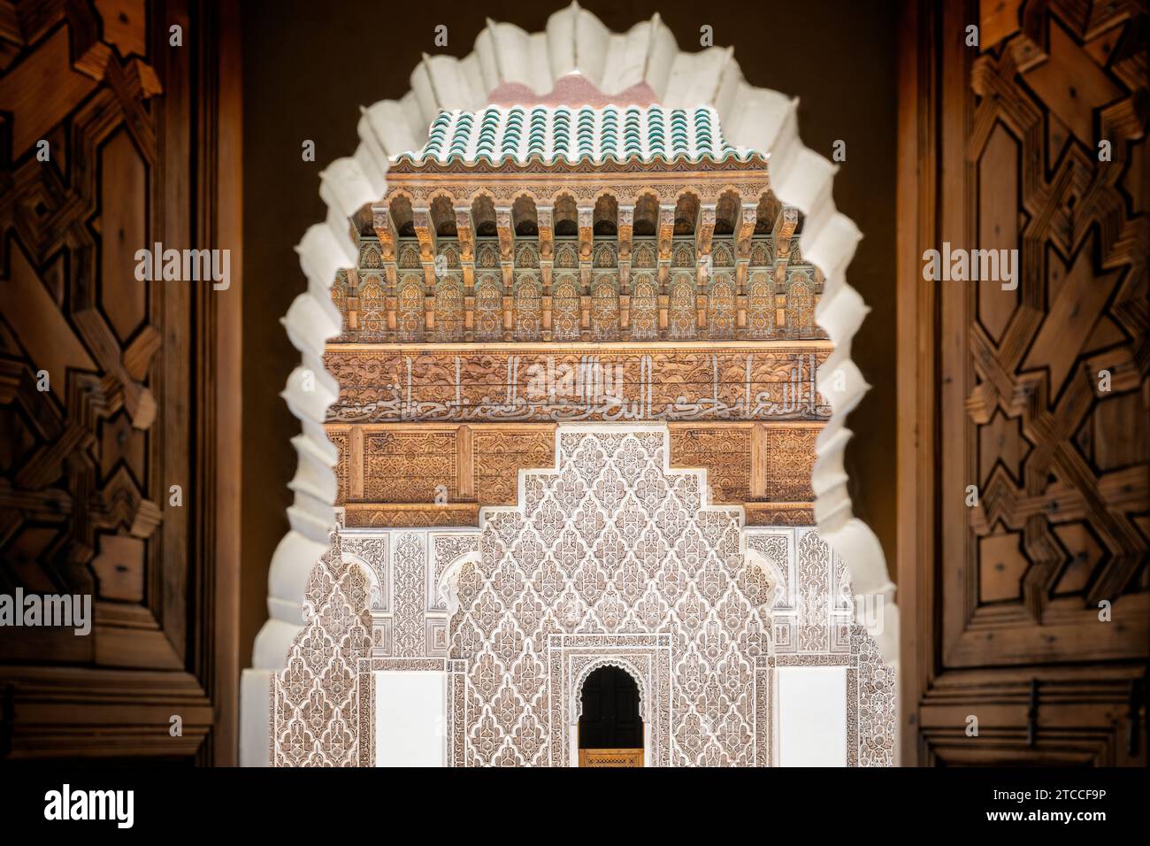 Marrakesch, Marokko: Spektakuläre Fassade im Inneren des Medersa Ben Youssef. Islamische Madrasa (Hochschule) in Marrakesch Medina. Stockfoto