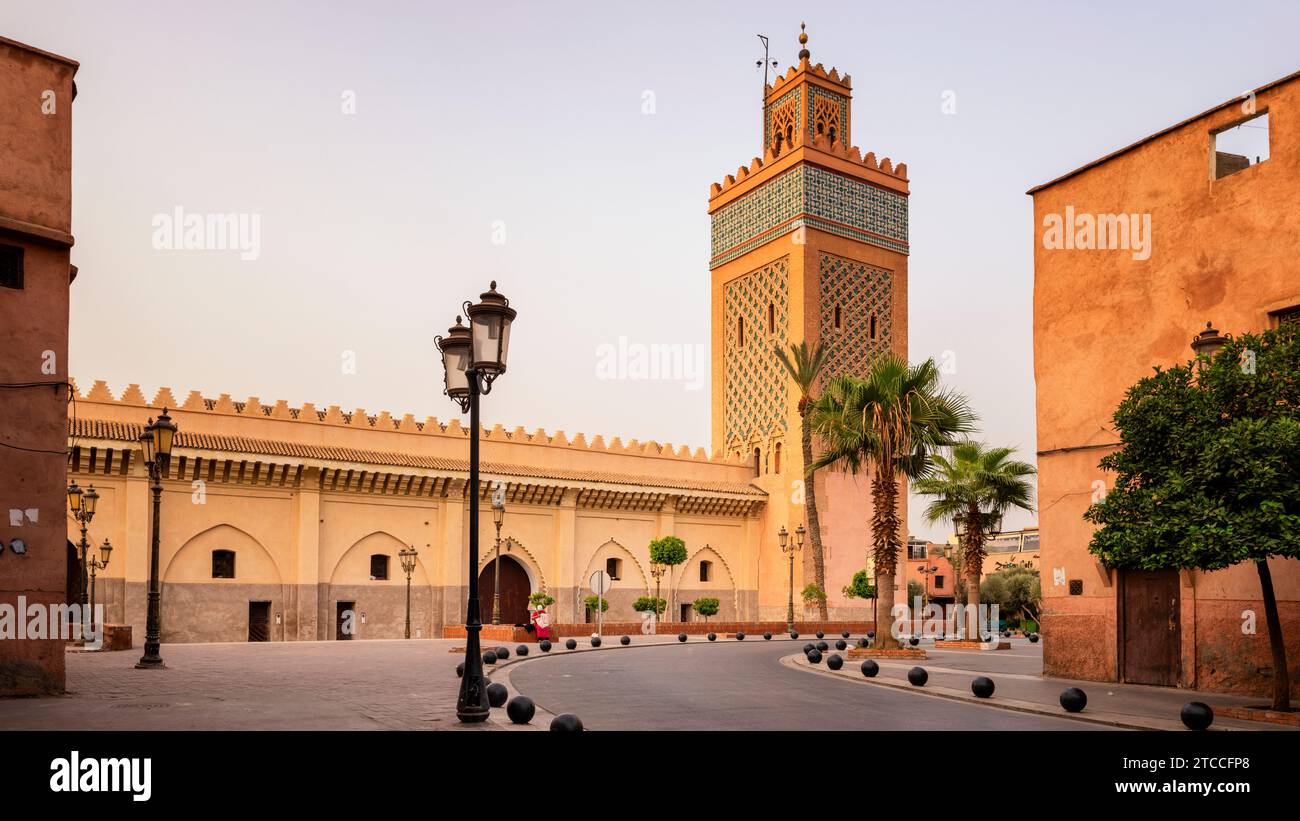 Marrakesch, Marokko: Morgenblick auf die Moulay el Yazid Moschee. Sonnenaufgangslicht in Marrakesch Medina. Stockfoto