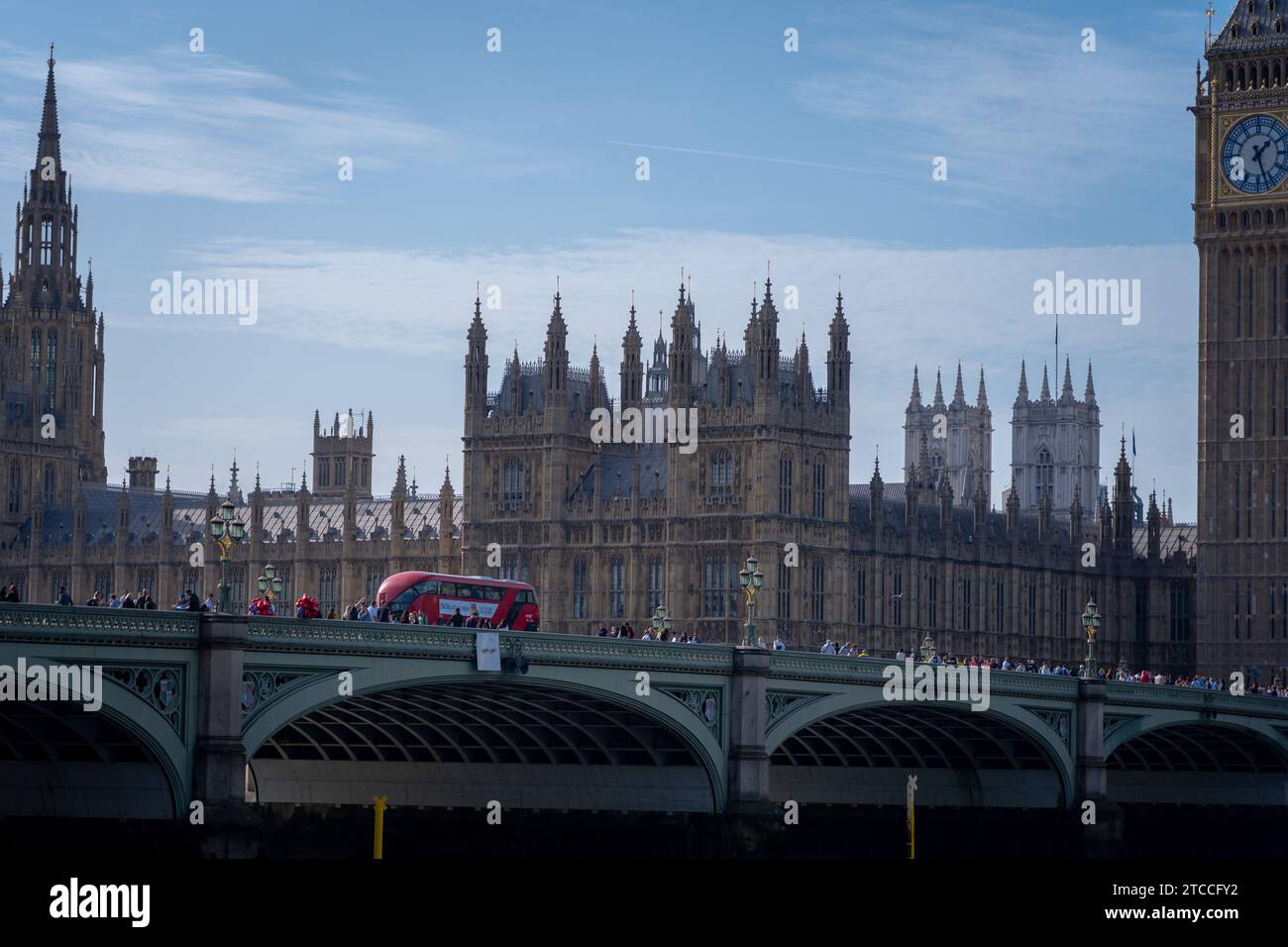 London, Großbritannien 9. Oktober 2023: Verkehr und Fußgänger passieren die Westminster Bridge. Es ist der meistbesuchte Ort der Welt in Großbritannien. Stockfoto