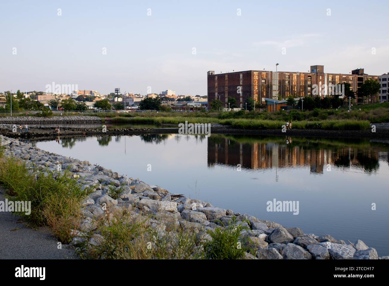 Ein malerischer Blick auf einen Fluss in der Nähe eines Parks in Brooklyn, New York Stockfoto