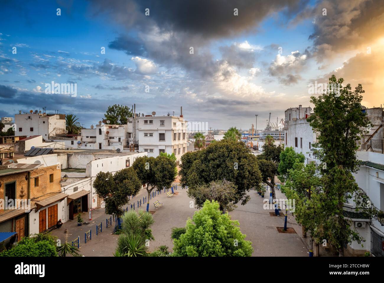 Casablanca, Marokko: Blick auf einen Medina-Platz bei Sonnenaufgang mit dem Hafen im Hintergrund. Stockfoto