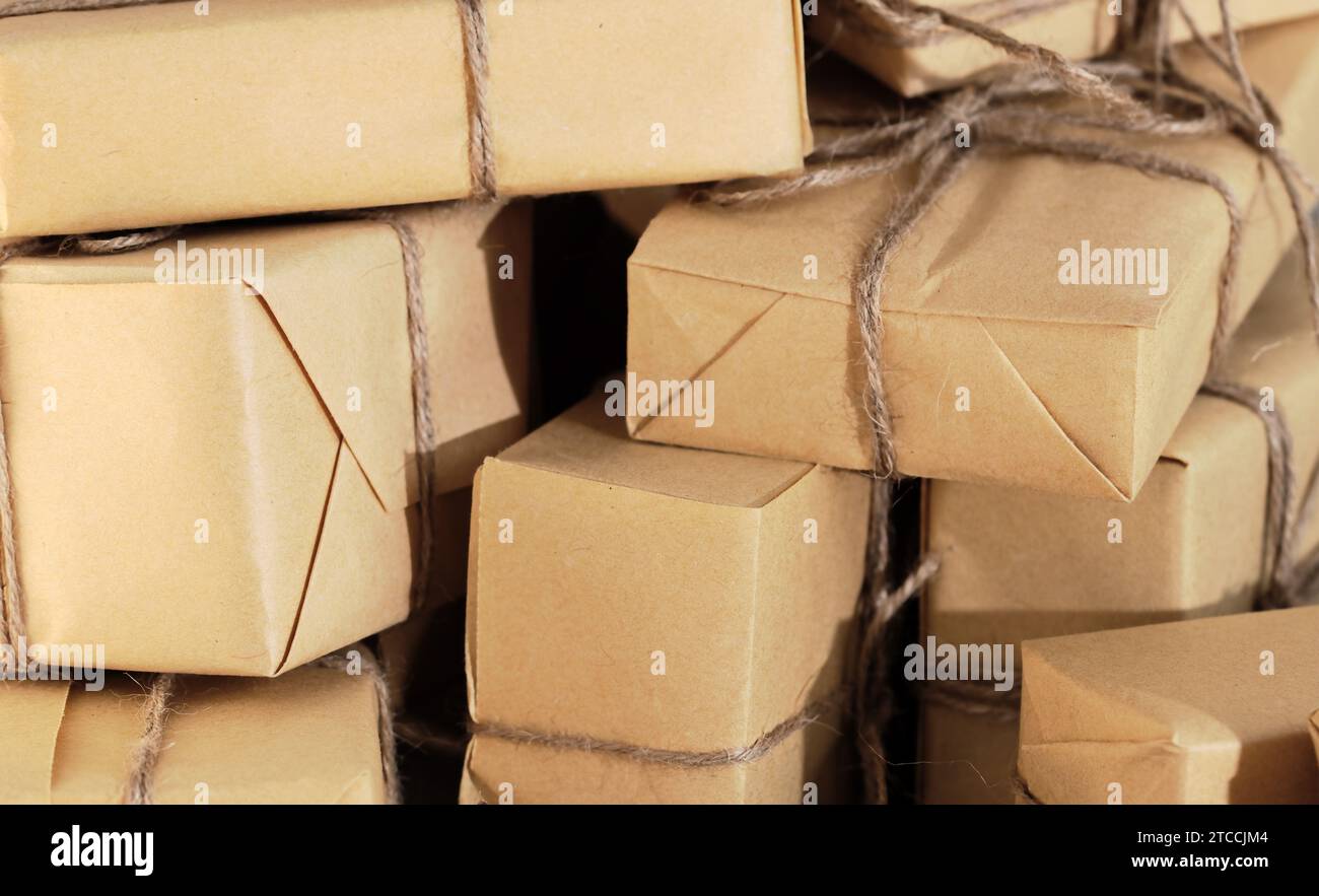 Geschenkboxen aus handgefertigtem Papier. Weihnachtsgrußkonzept Stockfoto