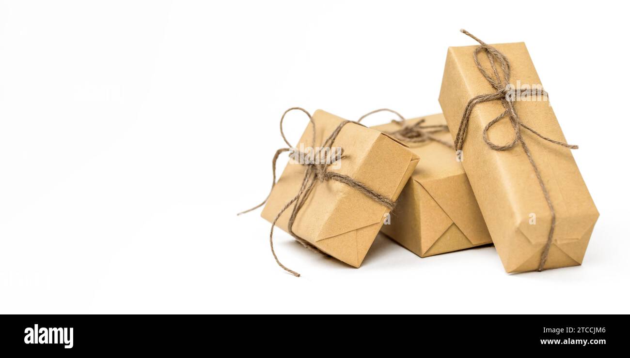 Braune Geschenkboxen und Geschenke. Rustikales, ästhetisches Feiertagskonzept. Stockfoto