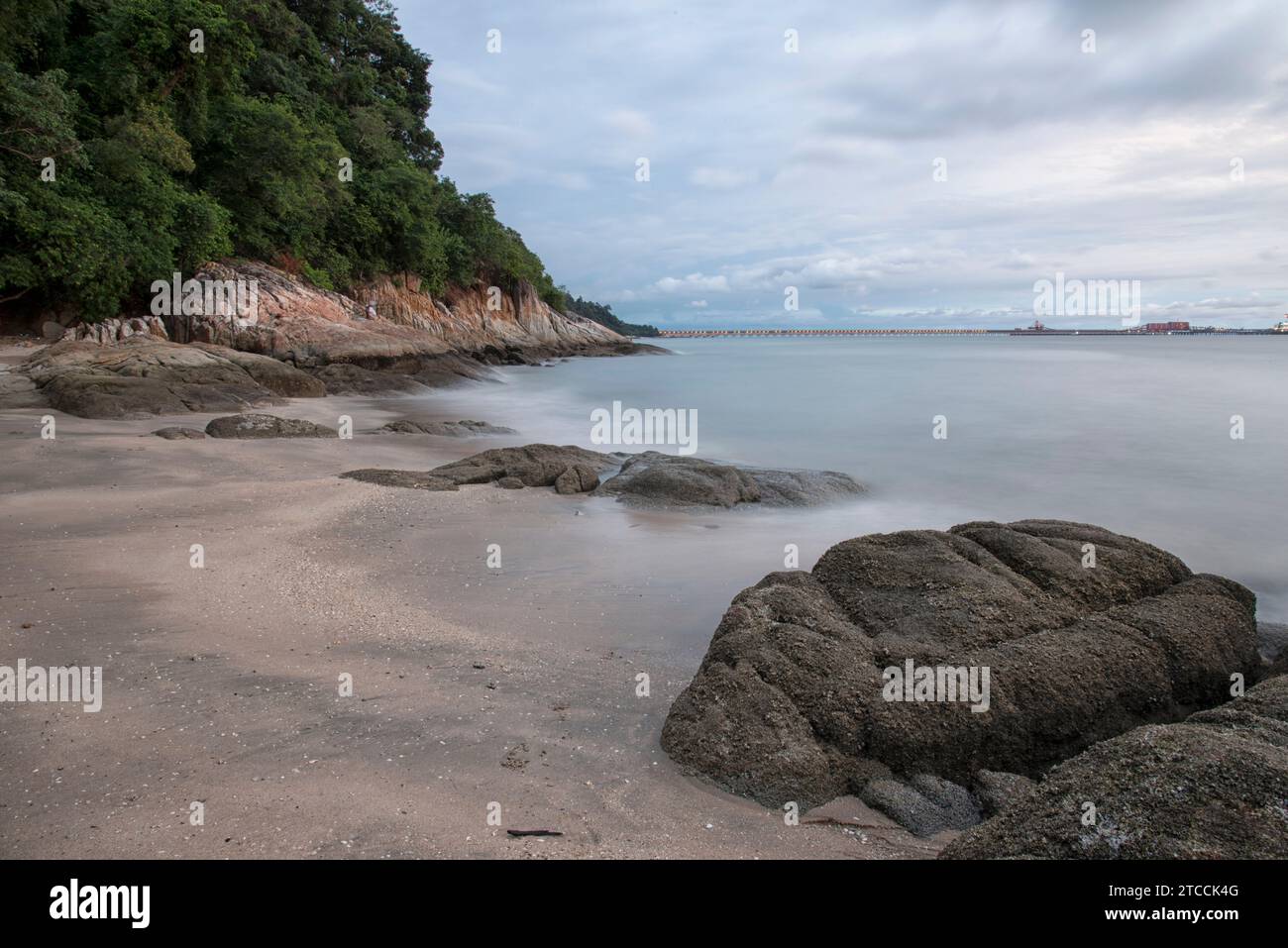 Langsame Aufnahmen der Meereswellen entlang des felsigen Strandes. Stockfoto