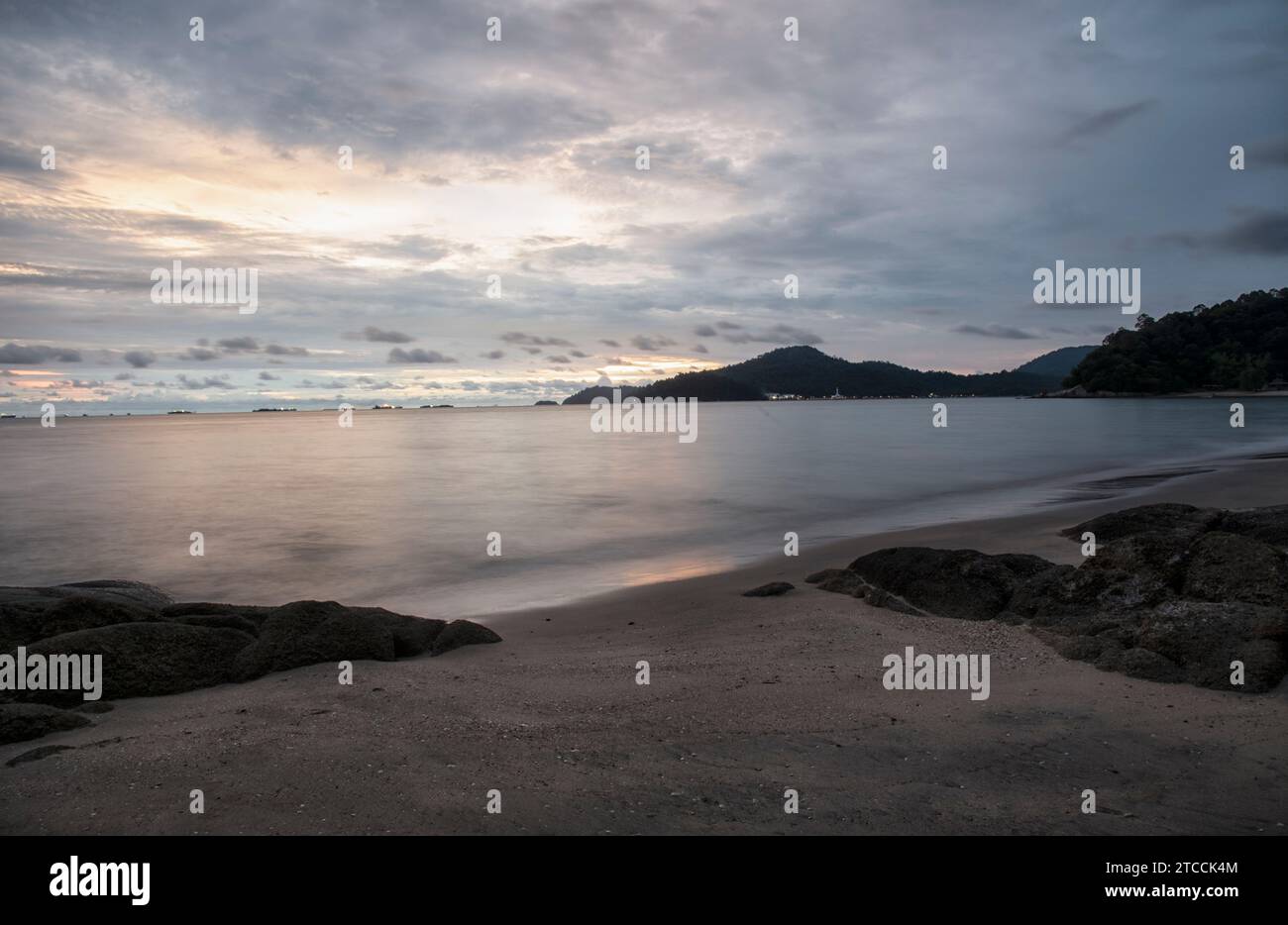 Langsame Aufnahmen der Meereswellen entlang des felsigen Strandes. Stockfoto