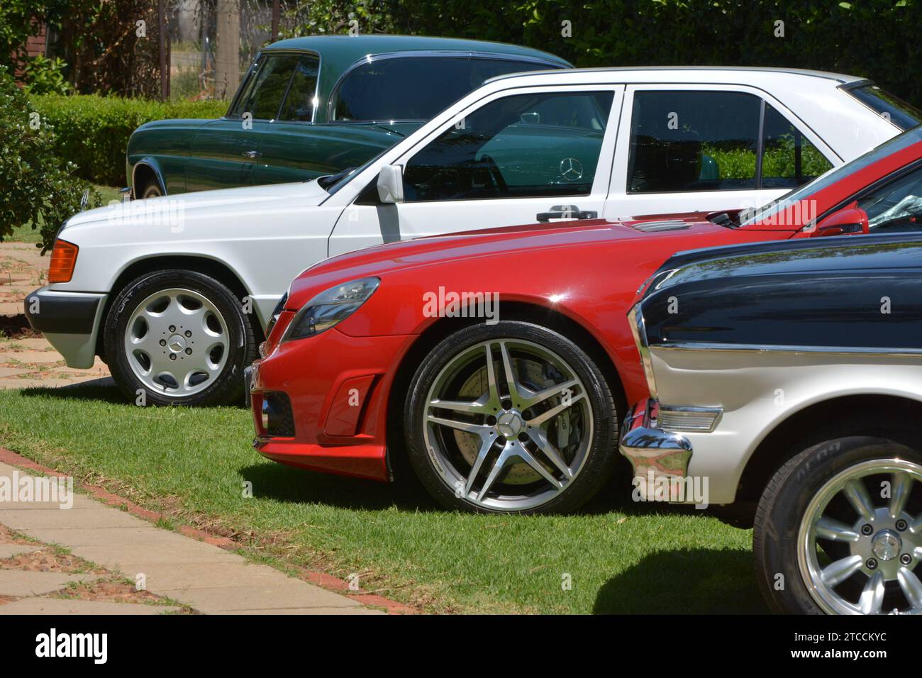 Alte und moderne Autos reiben Schultern alte und moderne Autos reiben Schultern in der heißen südafrikanischen Sonne. Stockfoto