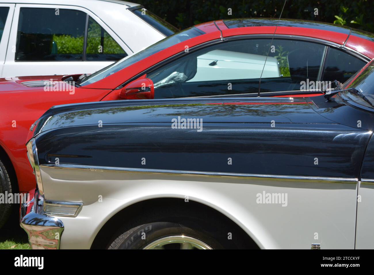 Alte und moderne Autos reiben sich in der heißen südafrikanischen Sonne an den Schultern. Stockfoto