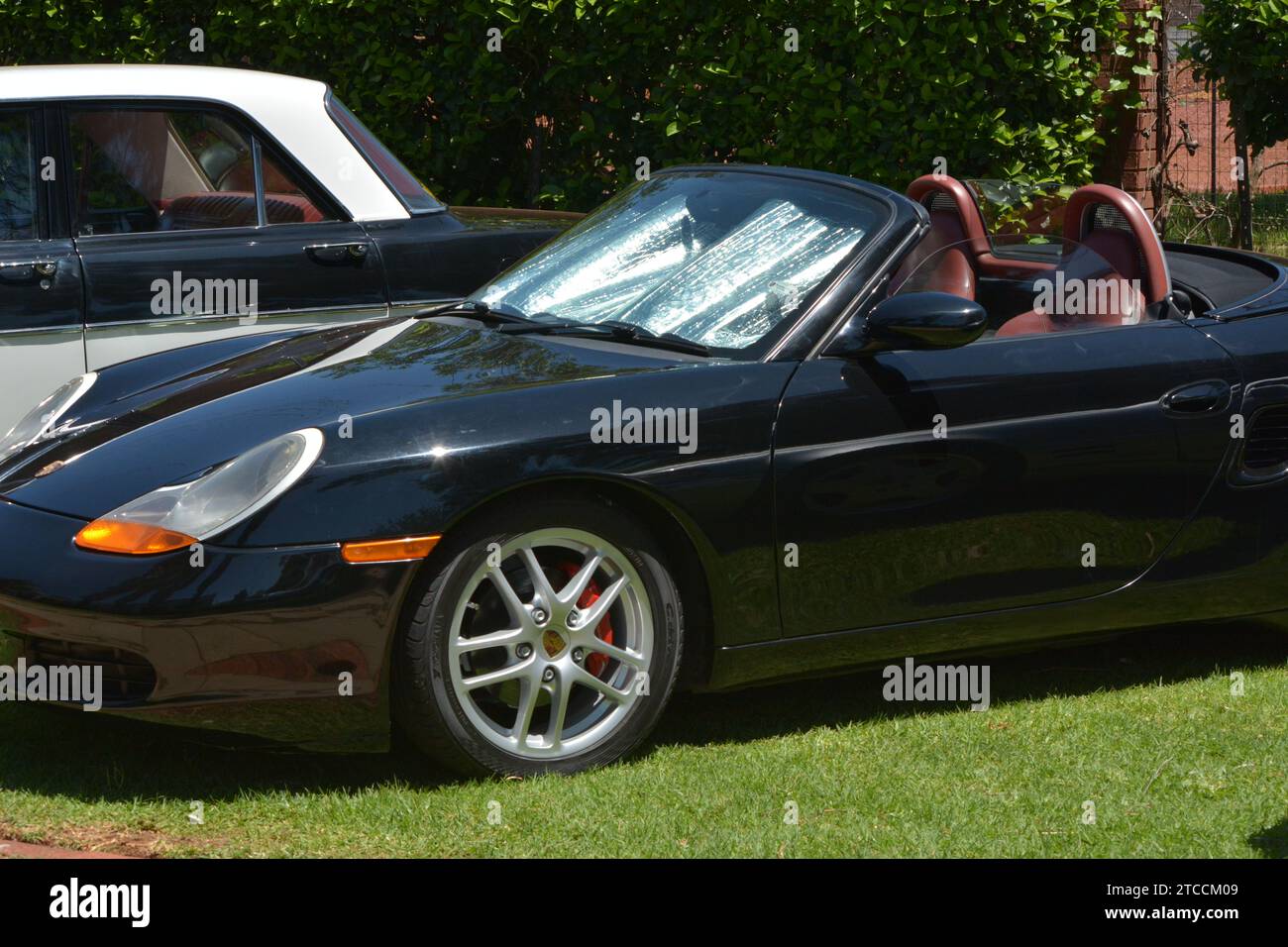 Sonnenschutzmittel vor einem Hochleistungsfahrzeug zum Schutz des Lenkrads vor der Hitze der südafrikanischen Sonne. Stockfoto