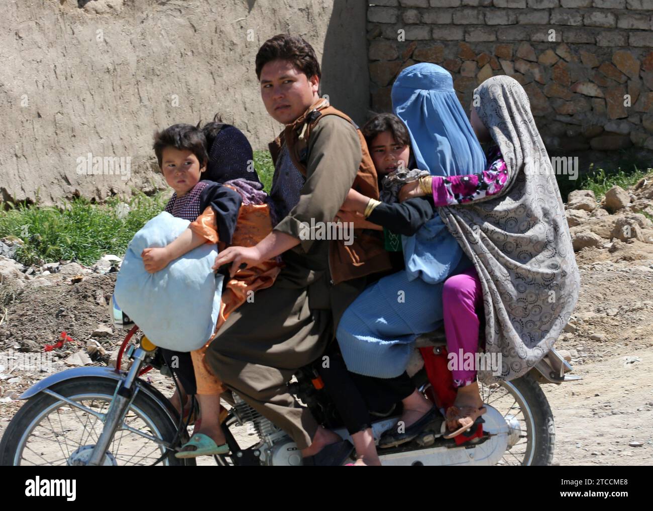 Afghanistan. 04/27/2013. Eine afghanische Familie auf einem Fahrrad durch die Straßen von Qala-i-Naw, wo die spanischen Truppen stationiert sind. Quelle: Album / Archivo ABC / Jaime García Stockfoto