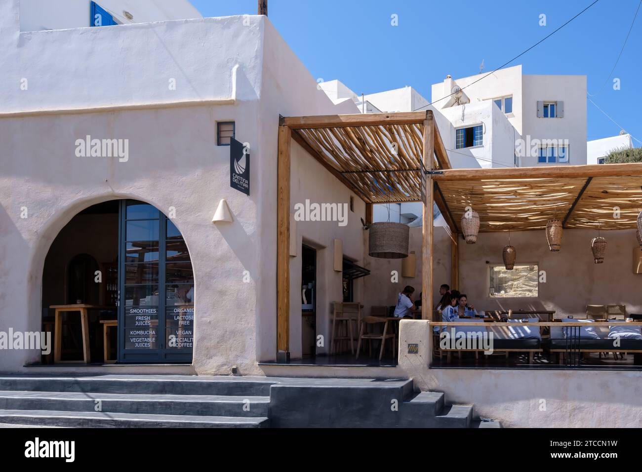 IOS, Griechenland - 14. September 2023 : Touristen genießen Speisen und Getränke in einem beliebten Bar-Restaurant im Zentrum von iOS Griechenland Stockfoto