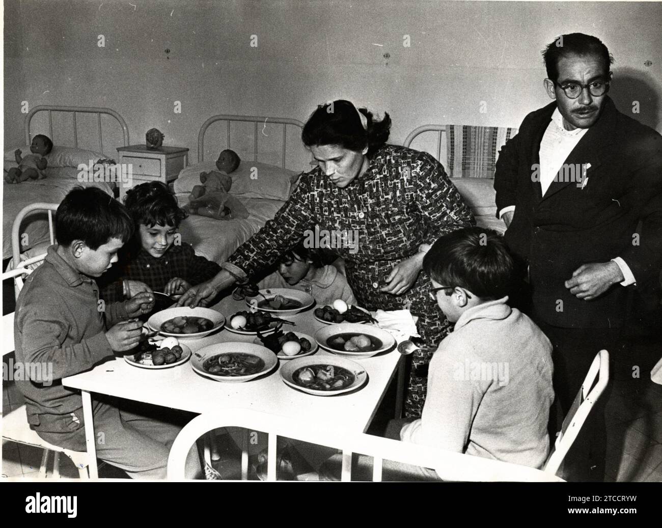 Murcia, Dezember 1965. Piedad Martínez del Águila, das älteste von zehn Kindern, ermordete vier ihrer Geschwister, als sie erst 12 Jahre alt war. Auf dem Bild, die Eltern, Andrés, ein Maurer, und Antonia, zusammen mit einigen ihrer Kinder während ihrer Einweisung im Provinzkrankenhaus in den letzten Dezembertagen 1965. Quelle: Album / Archivo ABC / Álvaro García Pelayo Stockfoto