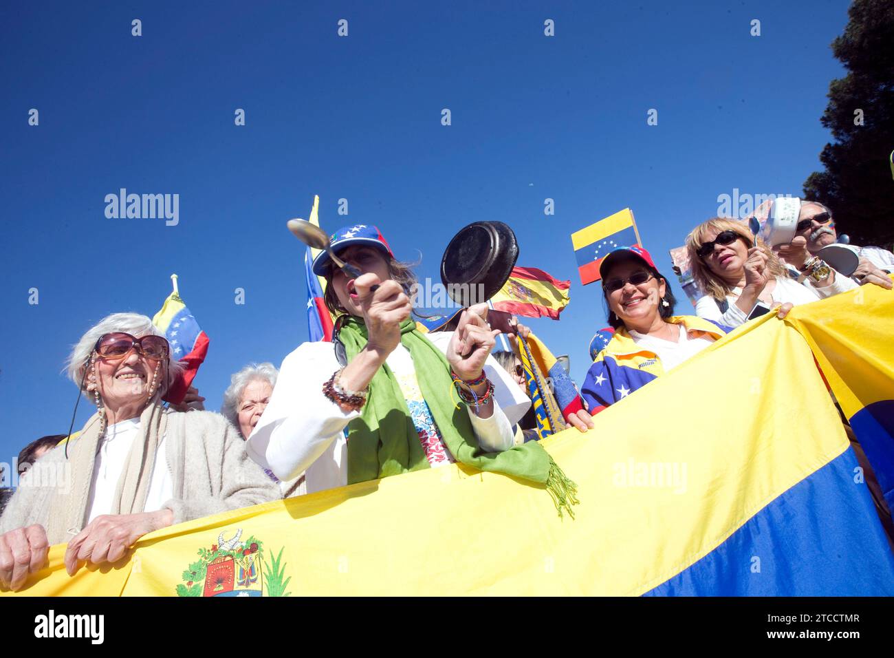 Madrid 19.04.2013 Hunderte Venezolaner protestieren auf der Plaza Colon in Madrid für die Amtseinführung Maduro als Präsident Venezuelas....Foto: Angel de Antonio....Archdc Angel de Antonio. Quelle: Album / Archivo ABC / Ángel de Antonio Stockfoto