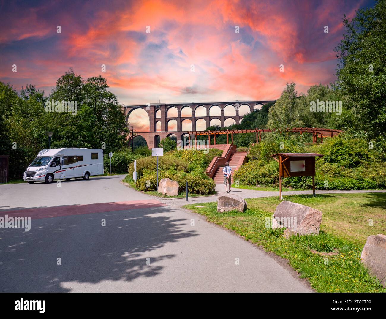 Goeltzsch Viadukt Vogtland Ostdeutschland mit Wohnmobil Stockfoto