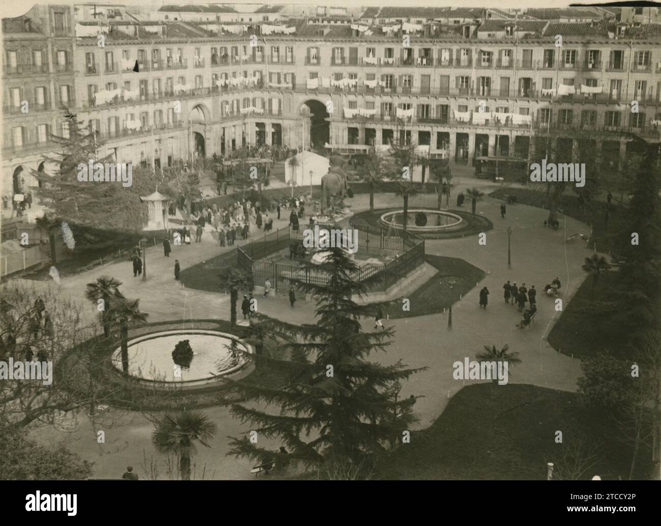 12/31/1927. Madrid, Blick auf die Plaza Mayor Ende der 1920er Jahre, mit dem zentralen Garten, in dem sich Bäume, Springbrunnen und Blumenbeete befanden. Quelle: Album / Archivo ABC / Virgilio Muro Stockfoto 12/31/1927. Madrid, Blick auf die Plaza Mayor Ende der 1920er Jahre, mit dem zentralen Garten, in dem sich Bäume, Springbrunnen und Blumenbeete befanden. Quelle: Album / Archivo ABC / Virgilio Muro Stockfoto