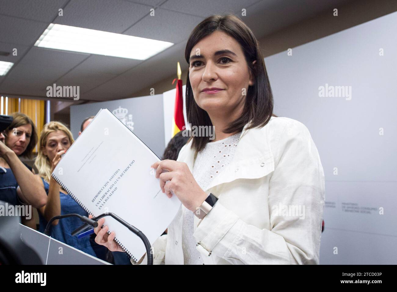 Madrid, 08.10.2018. Carmen Montón, Gesundheitsministerin, verteidigt auf einer Pressekonferenz die Legitimität ihres Masterstudiums an der Rey Juan Carlos University. Foto: Isabel Permuy ARCHDC. Quelle: Album / Archivo ABC / Isabel B Permuy Stockfoto