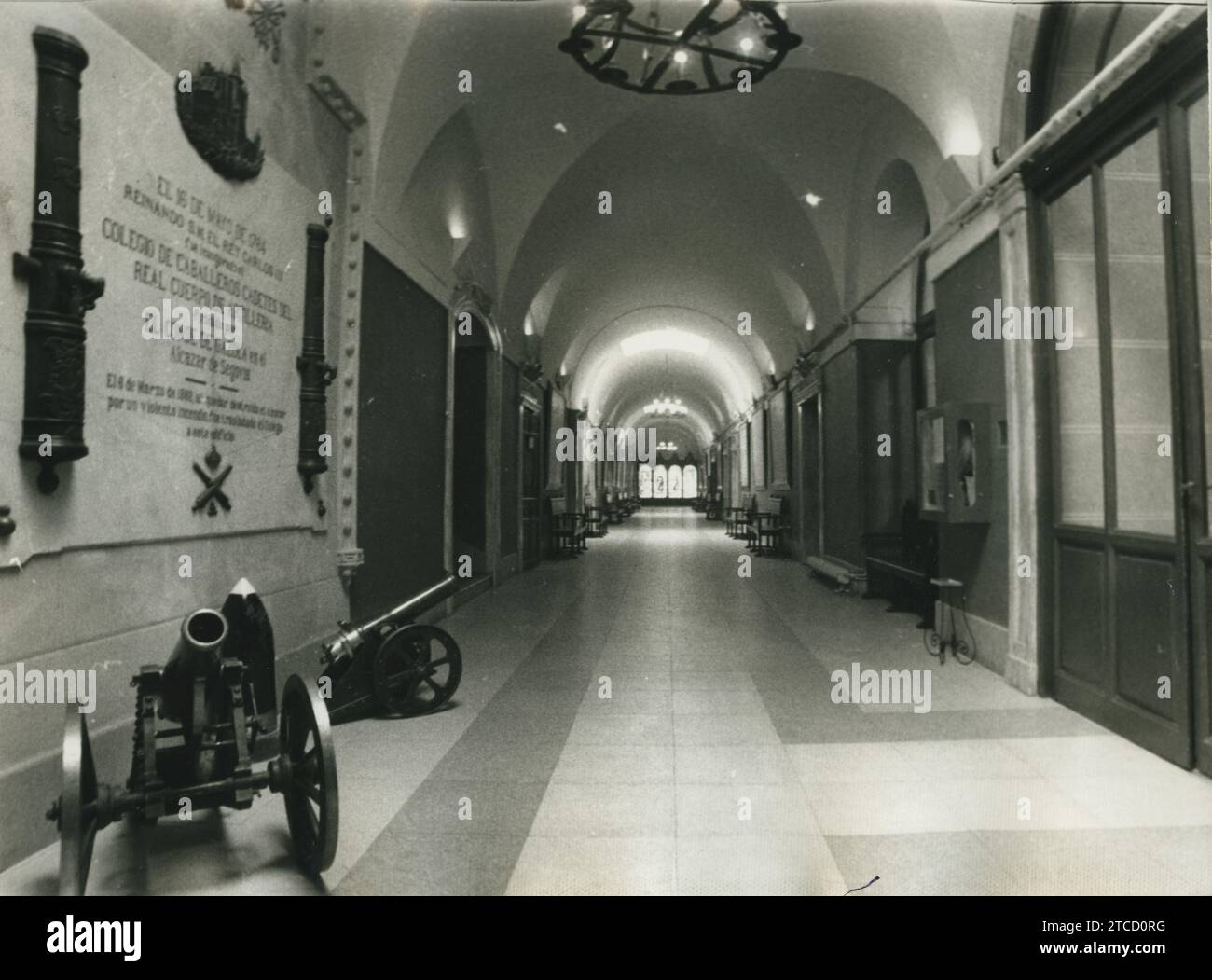 Segovia. Juni 1972. Ehrenhalle. Im Vordergrund steht die Gedenktafel zur Erinnerung an die Gründung des Royal College durch Graf Gazola. Im Hintergrund befinden sich die kürzlich installierten Buntglasfenster. In diesem Flur sind die großen Wappentaten auf Leinwand geschrieben. Darüber befinden sich Lorbeerzweige als Symbol. Quelle: Album / Archivo ABC / Ángel Carchenilla Stockfoto