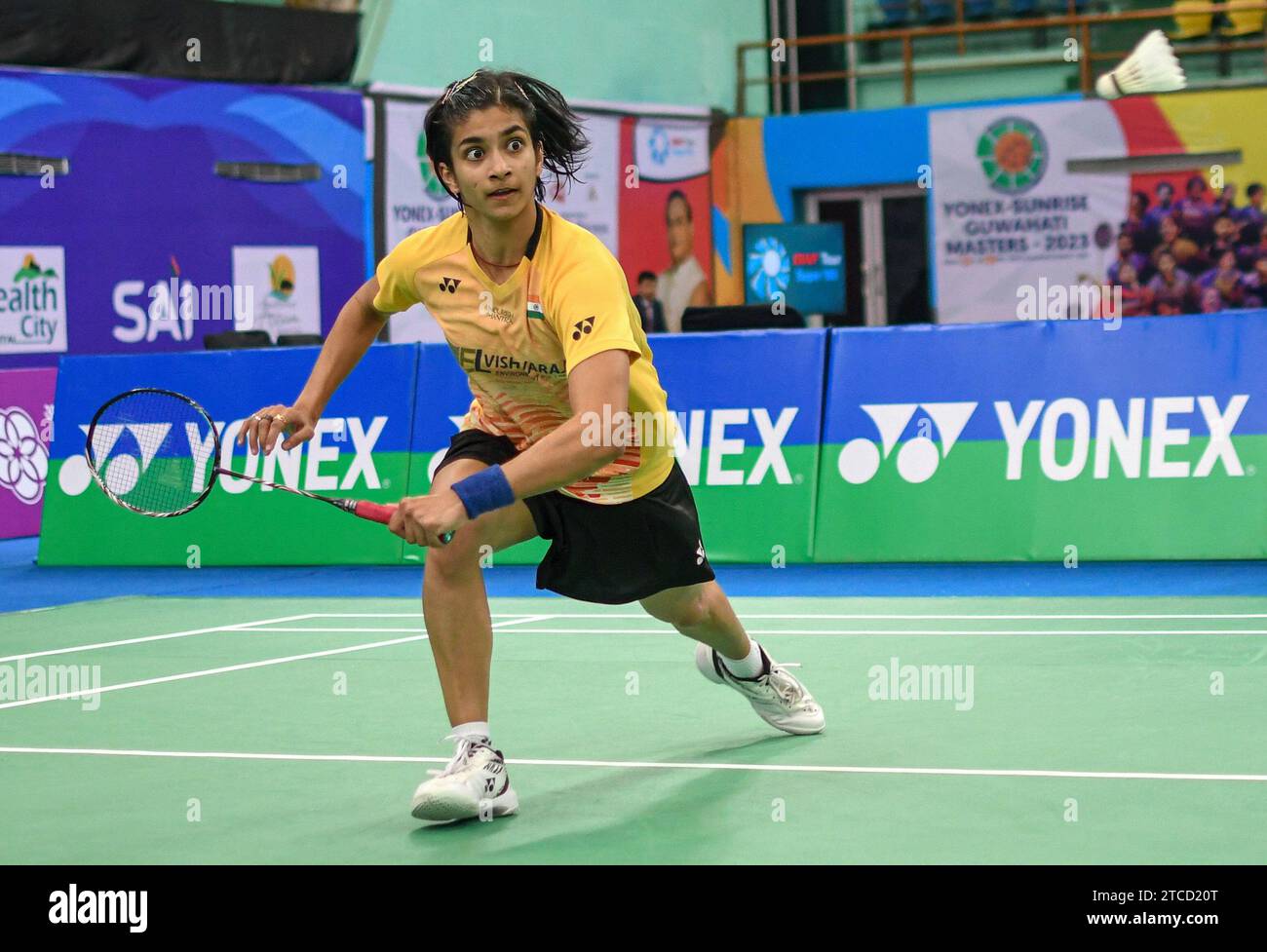 Guwahati, Indien. Dezember 2023. Malvika Bansod aus Indien tritt im Halbfinale des Yonex-Sunrise Guwahati Masters 2023 Super 100 Damen-Einzel-Badmintonturniers im Sarju Sarai Indoor Sports Complex gegen Lalinrat Chaiwan aus Thailand an. Lalinrat Chaiwan gewann 21:12, 21:14. (Foto: Biplov Bhuyan/SOPA Images/SIPA USA) Credit: SIPA USA/Alamy Live News Stockfoto