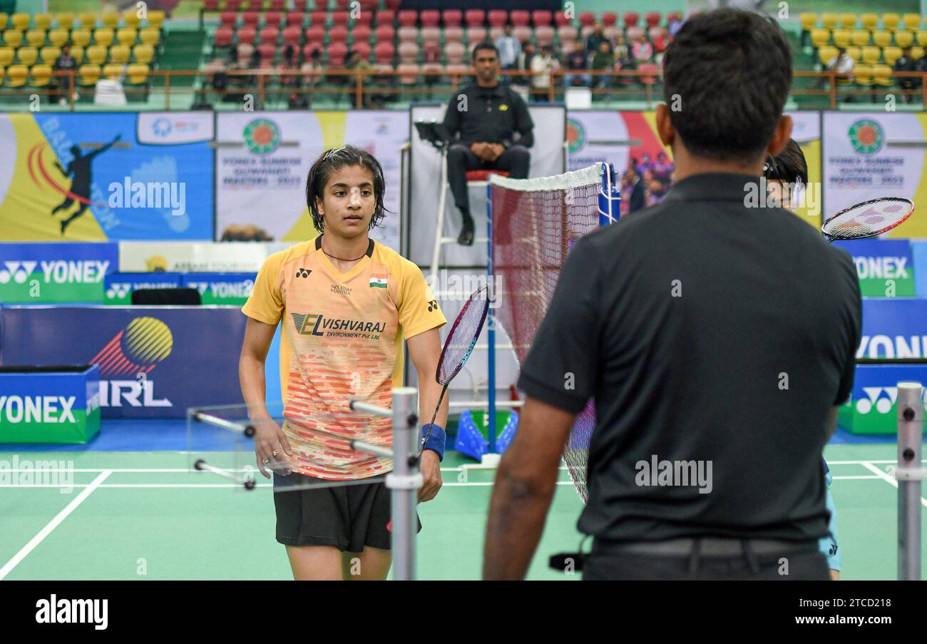 Guwahati, Indien. Dezember 2023. Malvika Bansod aus Indien wurde im Halbfinale der Yonex-Sunrise Guwahati Masters 2023 Super 100 Damen-Einzel-Badminton-Turnier gegen Lalinrat Chaiwan aus Thailand im Sarju Sarai Indoor Sports Complex gesehen. Lalinrat Chaiwan gewann 21:12, 21:14. (Foto: Biplov Bhuyan/SOPA Images/SIPA USA) Credit: SIPA USA/Alamy Live News Stockfoto