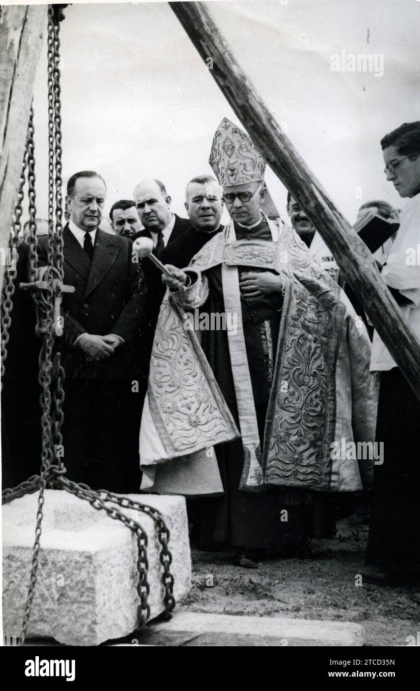 12/31/1947. Ávila: Der Prälat der Diözese Dr. Moro segnet den ersten Stein des neuen Seminars in Anwesenheit des Justizministers Fernández Cuesta. Quelle: Album / Archivo ABC / Mayoral Encinar Stockfoto