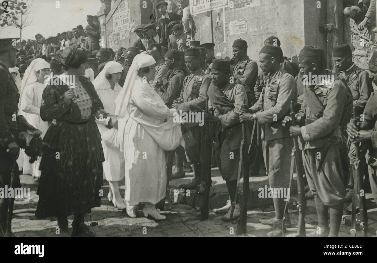 Ceuta. Oktober 1921. Marokkanischer Krieg. Melilla-Kampagne. Willkommen bei den Stammgästen. Die Damen des Roten Kreuzes verteilen Spenden an die regulären Soldaten, die aus Melilla zurückgekehrt sind. Quelle: Album / Archivo ABC / Ros,José Calatayud Stockfoto