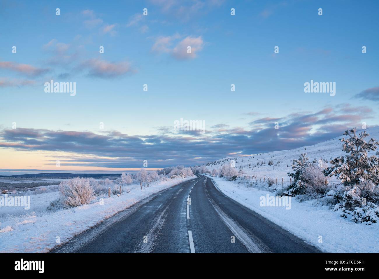 Dezember Schnee auf einer Straße in der Muränen-Landschaft. Morayshire, Schottland. Stockfoto