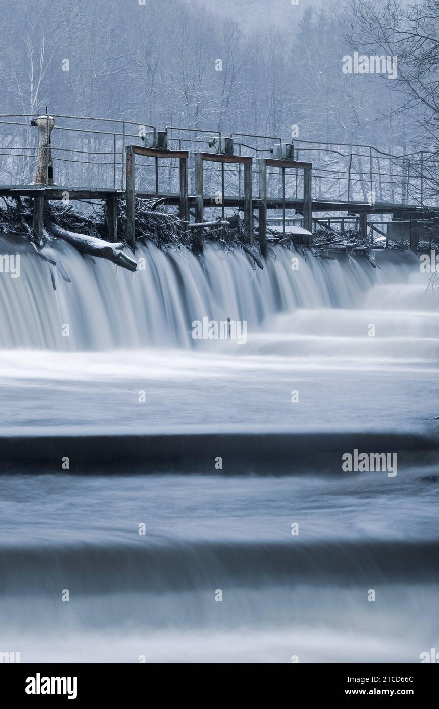 Wasser fließt bei DAM, Schweden Stockfoto