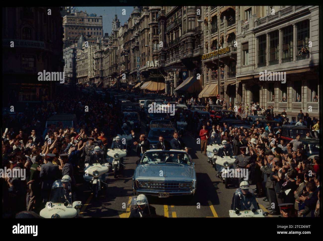 Madrid, 7.10.1969. Die amerikanischen Astronauten Neil Armstrong, Eldwin Aldrin und Michael Collins, Crew-Mitglieder der „Apollo XI“-Mission, die als erste einen Mann auf dem Mond landen, werden in den Straßen Madrids gefeiert. Auf dem Bild, seine Passage entlang der Gran Vía, dann José Antonio Avenue. Quelle: Album / Archivo ABC / Jaime Pato Stockfoto