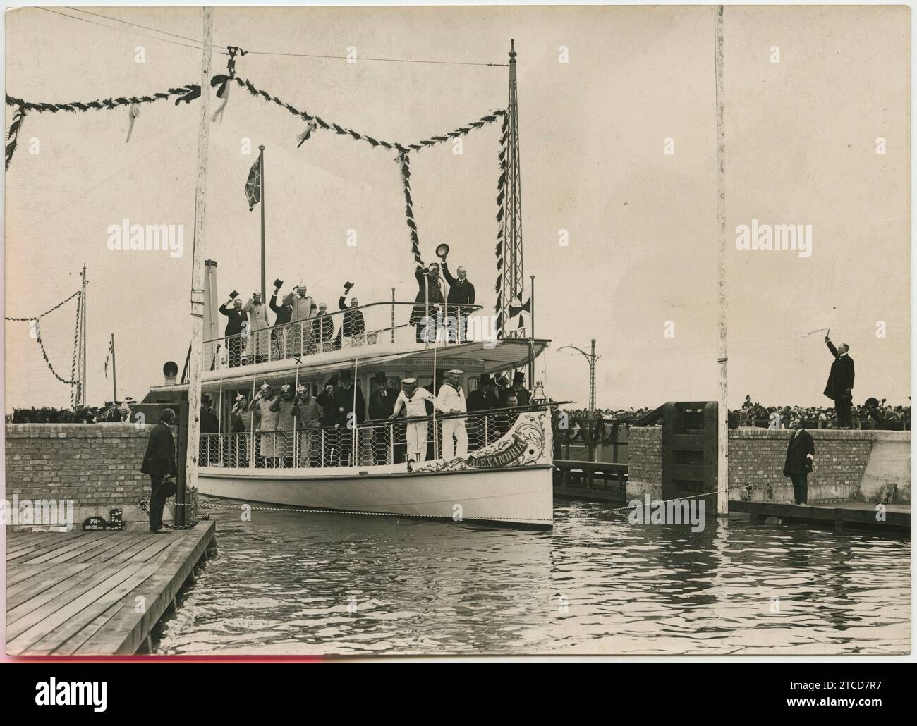 Deutschland, Juni 1914. Einweihung des Berliner Stettin-schiffbaren Kanals. Der Kaiser (x), an Bord seiner Yacht „Alexandria“, in dem Moment, als er das Seil zerschnitt, das von einem Ufer zum anderen gestreckt wurde, um es einzuweihen. Quelle: Album/Archivo ABC/Charles Trampus Stockfoto