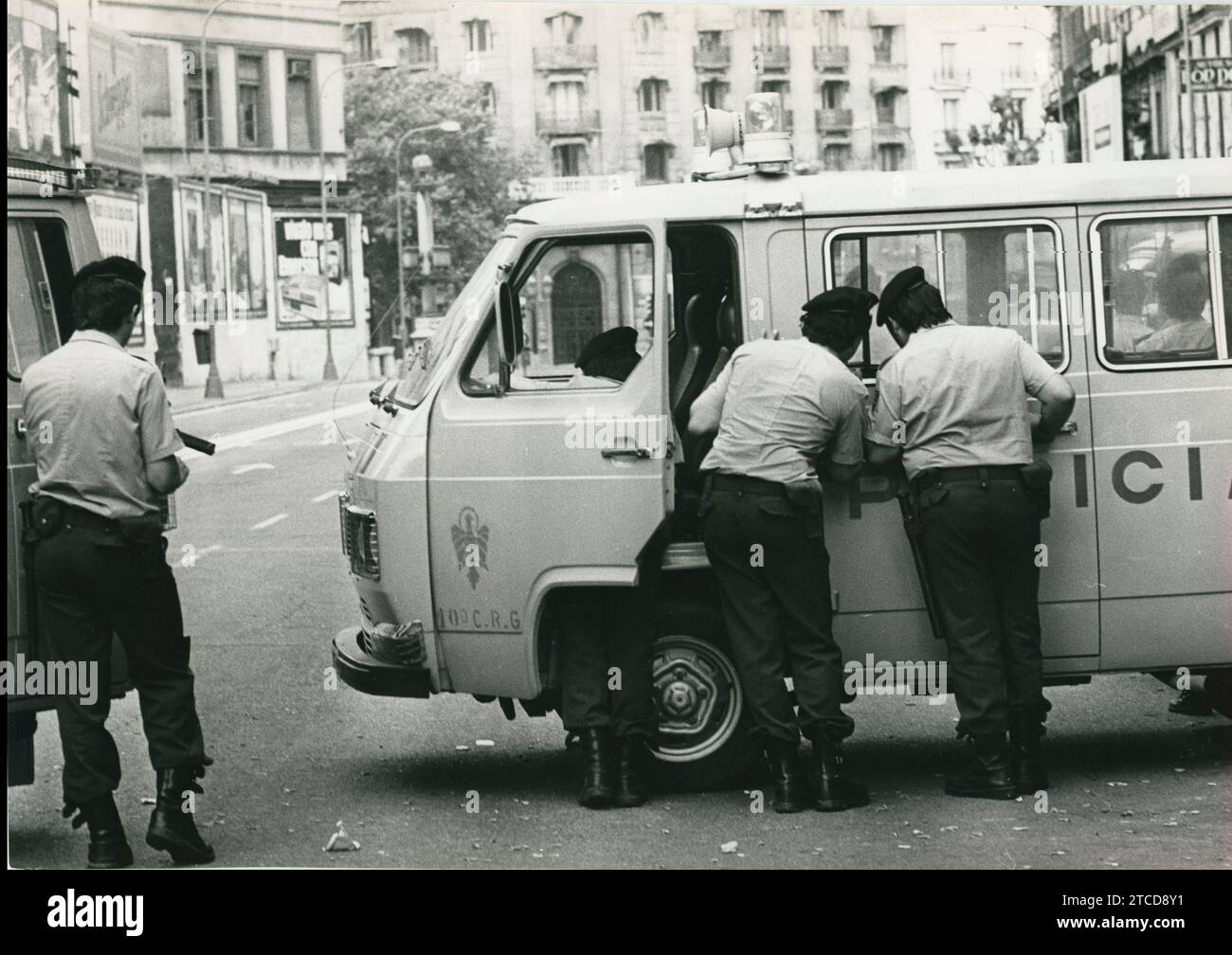 Barcelona 24.05.1981. Raub bei der Zentralbank von Barcelona. Am 23. Mai drangen die Räuber in das Hauptquartier ein, ein siebenstöckiges Gebäude auf der Plaza de Cataluña. Die GEO hat am Sonntag den 24. Gehandelt und neun der elf Angreifer verhaftet. Ein weiterer wurde getötet. Kurz vor acht Uhr am Sonntag, den 24., nahm die GEO Positionen rund um die Zentralbank ein, um die Aktion zu beginnen, die es ermöglichte, alle Geiseln sicher freizulassen. Auf dem Bild, einige nationale Polizeibeamte im Überwachungsdienst, hinter einem Lieferwagen. Quelle: Album / Archivo ABC / José García Stockfoto