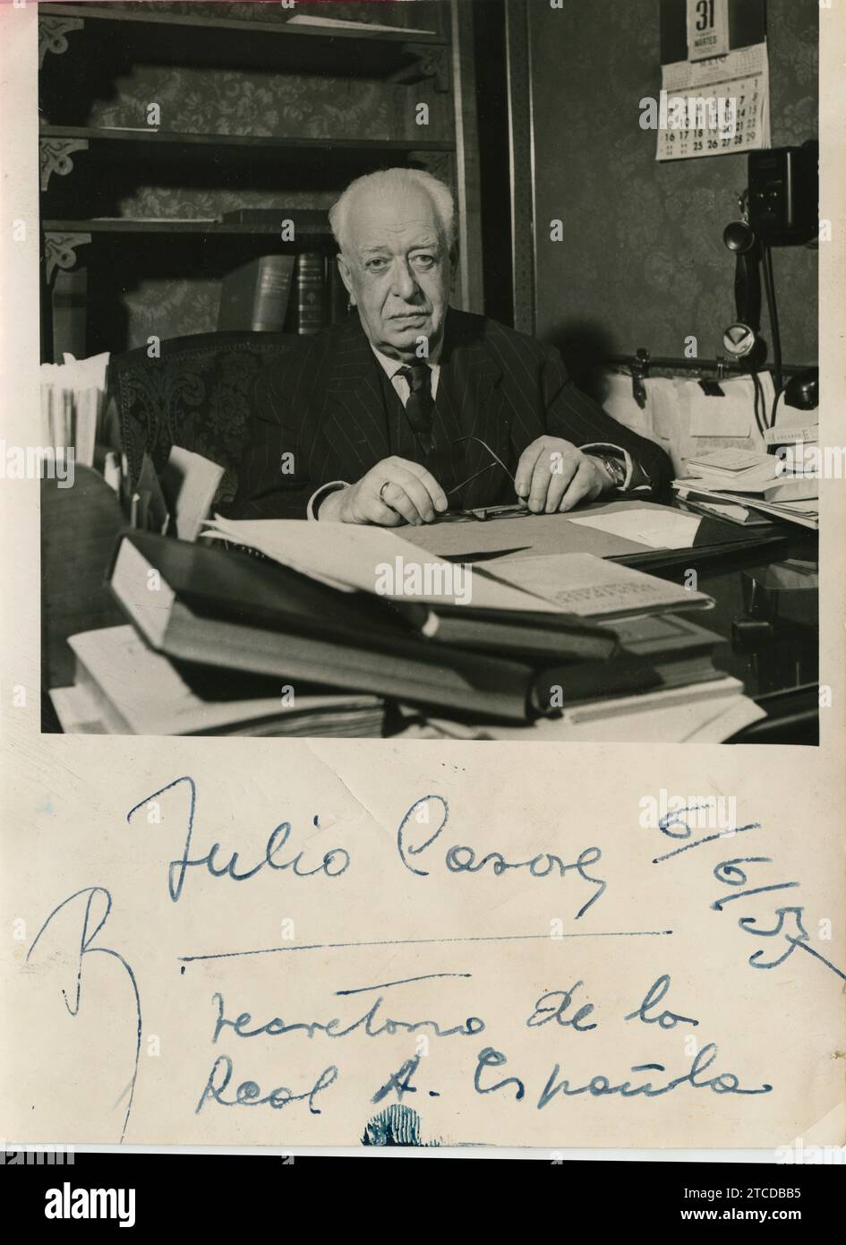Madrid, Mai 1955. Julio Casares in seinem Büro. Quelle: Album / Archivo ABC / Manuel Sanz Bermejo Stockfoto
