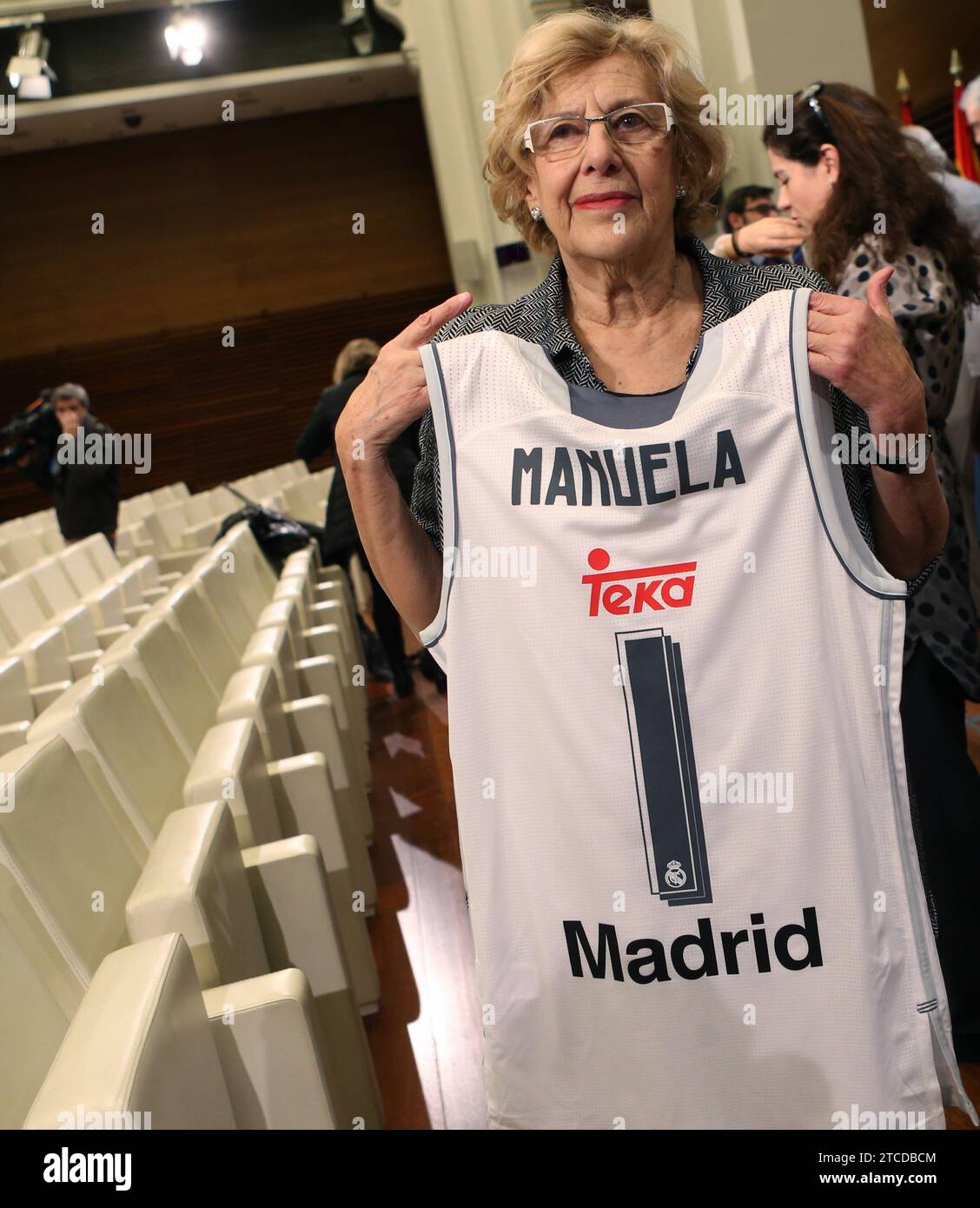 Madrid, 22.02.2016. Die Bürgermeisterin von Madrid, Manuela Carmena, erhält die Basketballmannschaft Real Madrid für ihren Sieg in der Copa del Rey. Foto: Ernesto Agudo ARCHDC. Quelle: Album/Archivo ABC/Ernesto Agudo Stockfoto