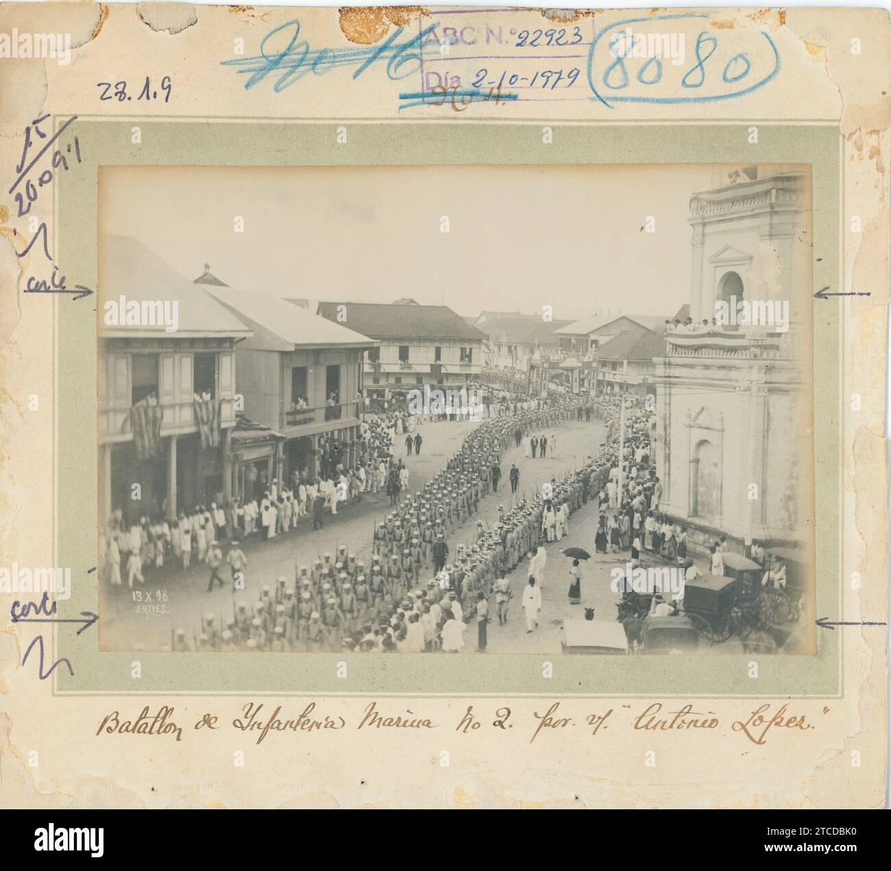 Manila (Philippinen), 13.10.1896. Philippinienkrieg. Das Marine-Infanterie-Bataillon Nr. 2 passiert die Plaza de Calderón de la Barca. Quelle: Album / Archivo ABC / J. Reyes Stockfoto