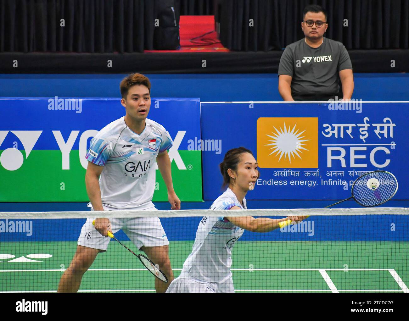 Guwahati, Indien. Dezember 2023. (L-R) Terry Hee Yong Kai und Jessica Tan Wei Han aus Singapur treten im Halbfinale des Mix-Doppel-Yonex-Sunrise Guwahati Masters 2023 Super 100 Badminton-Turniers im Sarju Sarai Indoor Sports Complex gegen Dhruv Kapila und Tanisha Crasto aus Indien an. Terry Hee Yong Kai und Jessica Tan Wei Han gewannen 21:18, 21:15. Quelle: SOPA Images Limited/Alamy Live News Stockfoto