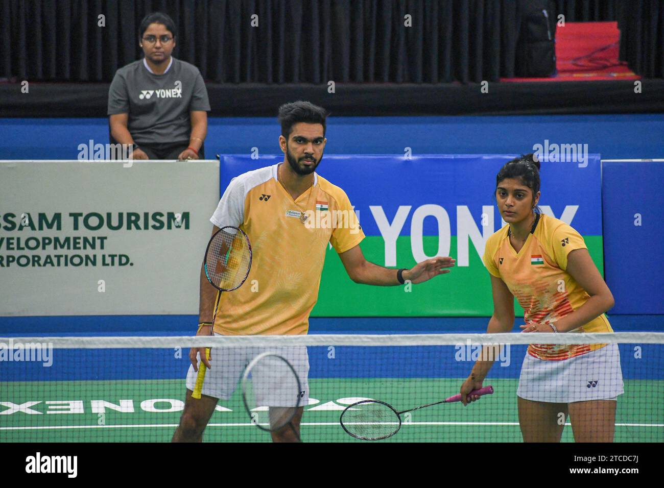 Guwahati, Indien. Dezember 2023. Dhruv Kapila und Tanisha Crasto aus Indien treten im Halbfinale des Mix-Doppel Yonex-Sunrise Guwahati Masters 2023 Super 100 Badminton Turniers im Sarju Sarai Indoor Sports Complex gegen Hee Yong Kai Terry und Tan Wei Han Jessica aus Singapur an. Hee Yong Kai Terry und Tan Wei Han Jessica gewannen 21:18, 21:15. Terry Hee Yong Kai und Jessica Tan Wei Han gewannen 21:18, 21:15. Quelle: SOPA Images Limited/Alamy Live News Stockfoto