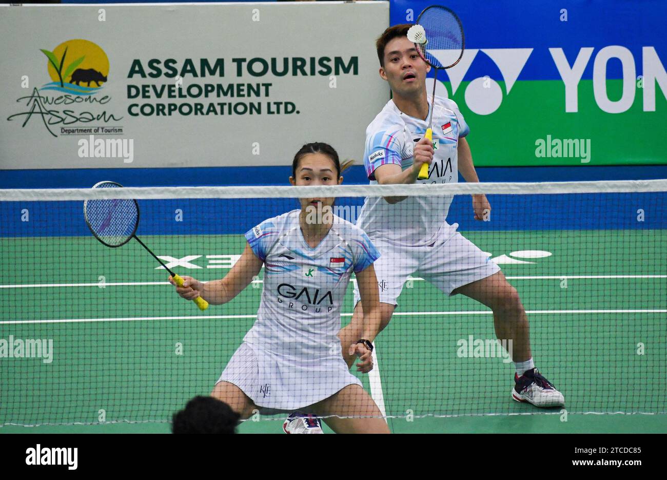 Guwahati, Indien. Dezember 2023. Terry Hee Yong Kai und Jessica Tan Wei Han aus Singapur treten im Halbfinale des Mix-Doppel-Badminton-Turniers Yonex-Sunrise Guwahati Masters 2023 Super 100 im Sarju Sarai Indoor Sports Complex gegen Dhruv Kapila und Tanisha Crasto aus Indien an. Terry Hee Yong Kai und Jessica Tan Wei Han gewannen 21:18, 21:15. Quelle: SOPA Images Limited/Alamy Live News Stockfoto