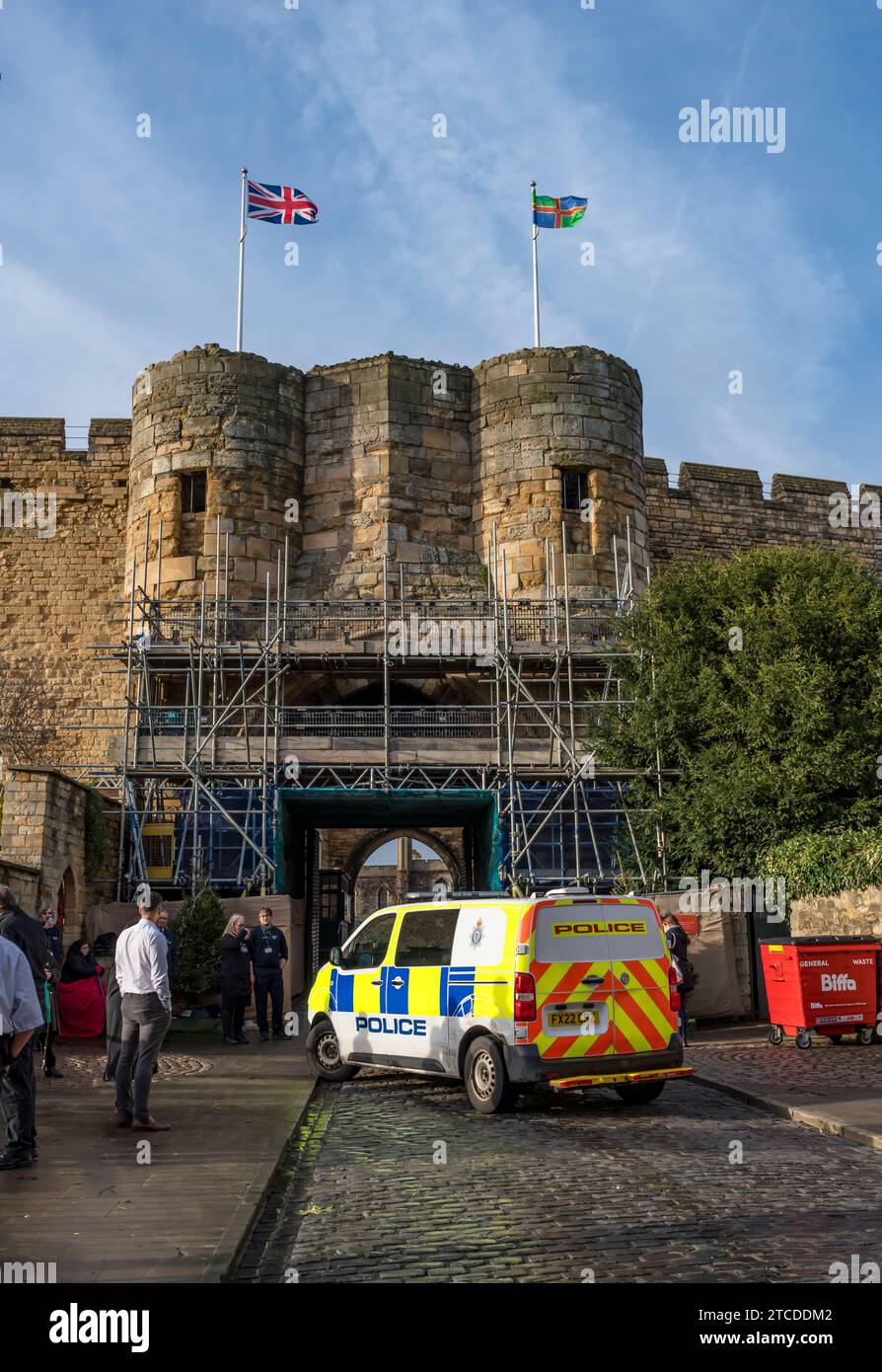 Die Polizei rief zu einem Vorfall im Crown Court in Lincoln Castle, Lincoln City, Lincolnshire, England, Großbritannien Stockfoto