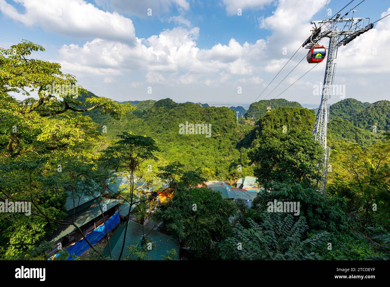 Die Seilbahn zur Parfümpagode in Vietnam Stockfoto