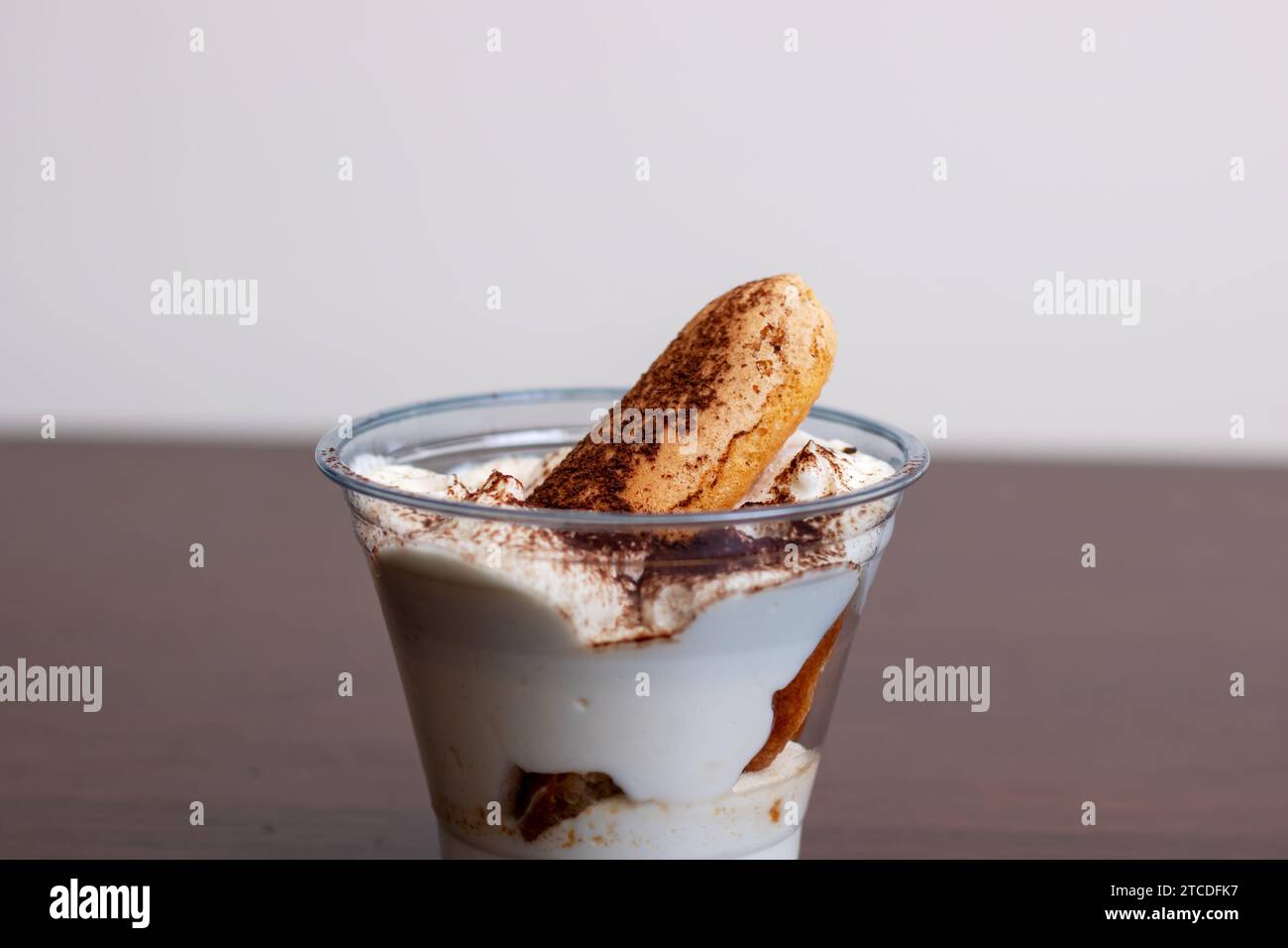 Kuchen in einem Glas auf einem Holztisch Stockfoto