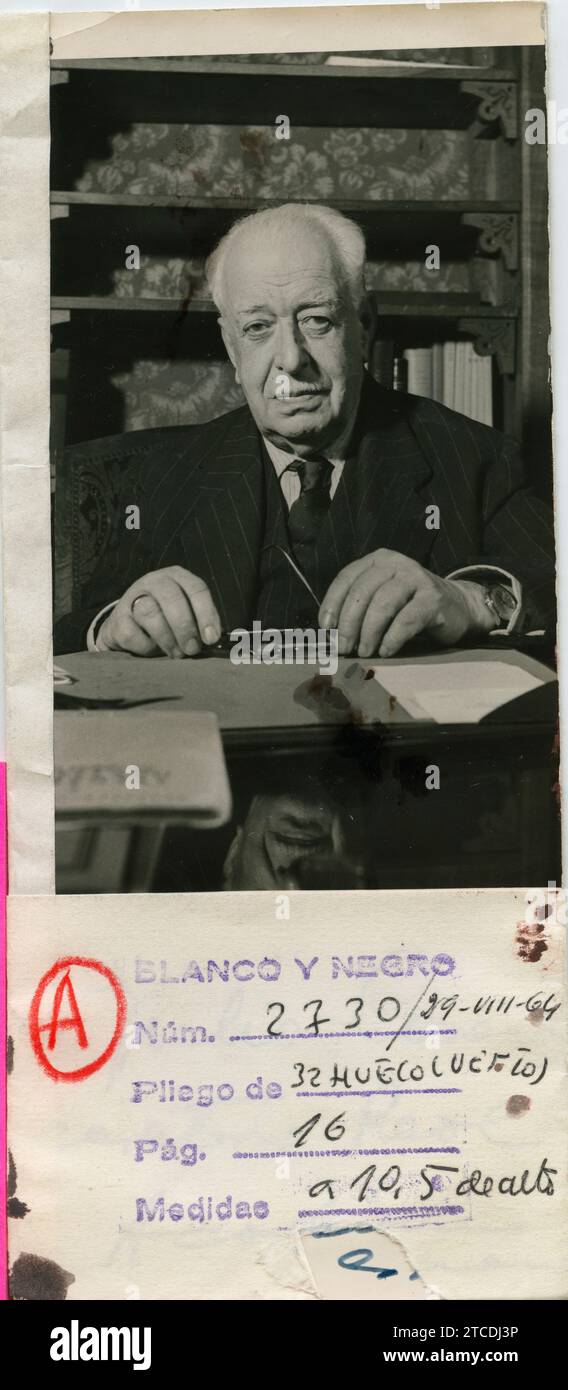 Madrid, Mai 1955. Porträt von Julio Casares in seinem Büro. Quelle: Album / Archivo ABC / Manuel Sanz Bermejo Stockfoto