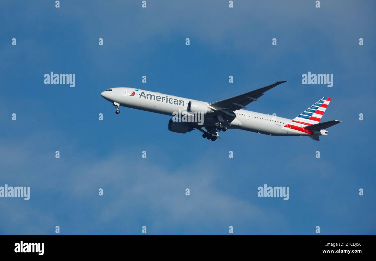 American Airlines N719AN fliegt über dem Südwesten Londons, Großbritannien Stockfoto