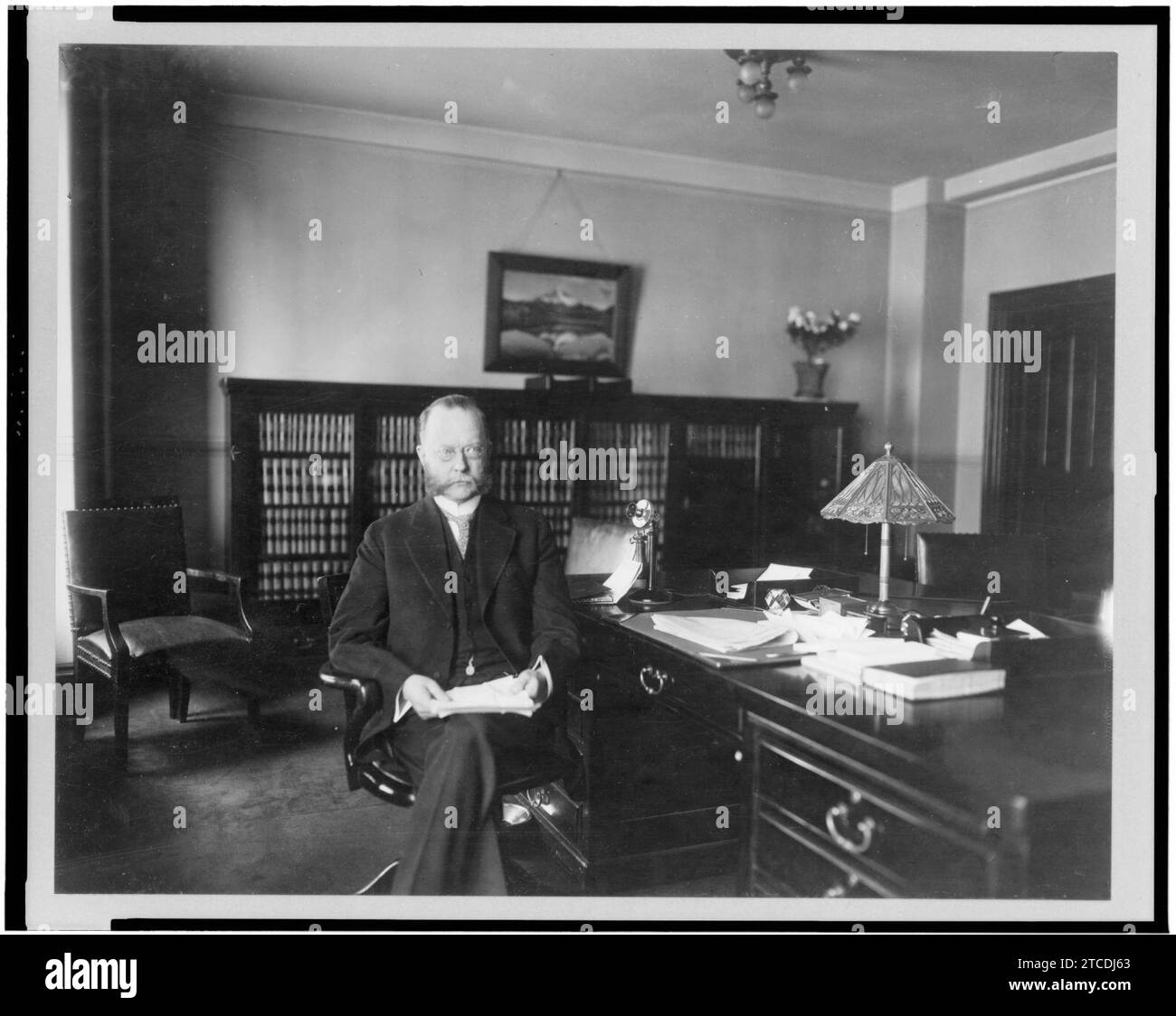 William C. Redfield, drei-viertel länge Porträt, Vorderseite, im Büro sitzt Stockfoto