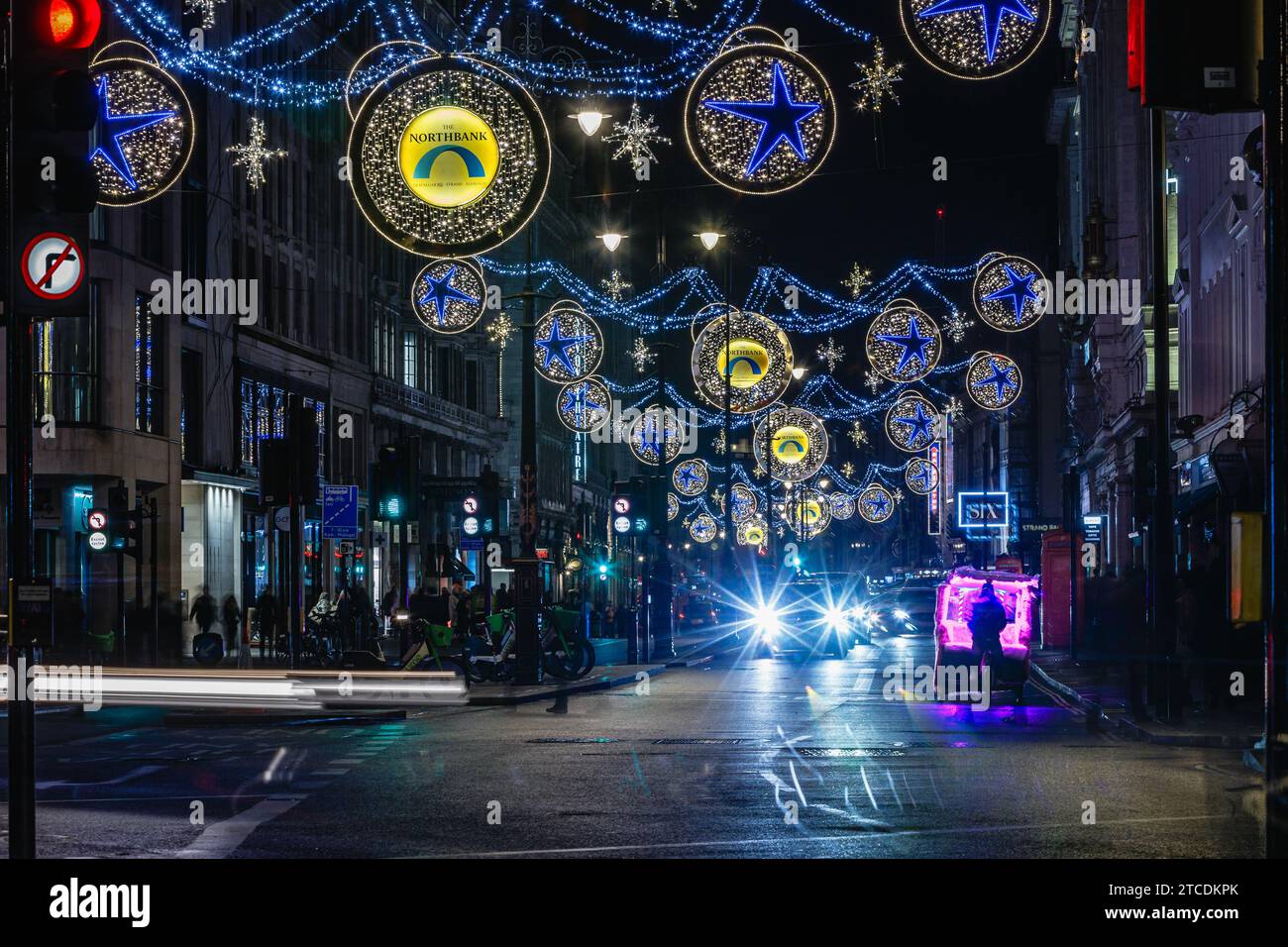 Nachts fließt der Verkehr durch The Strand in London. Stockfoto