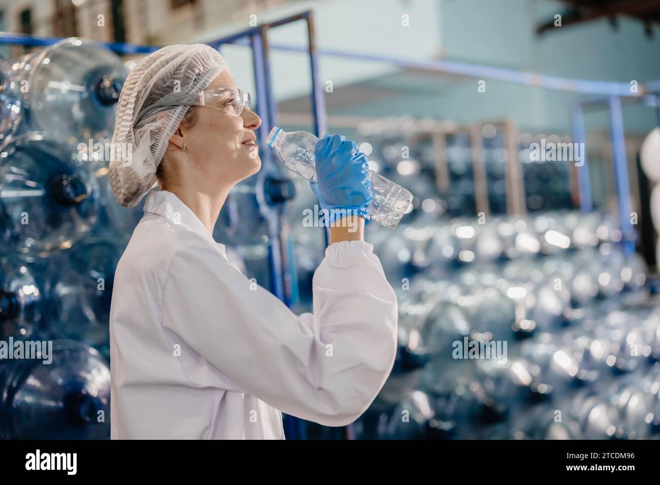 Glückliche ältere Erwachsene kaukasische Frauen Arbeiter arbeiten in Trinkwasseranlage Fabrik Getränke sauberes Wasser Produkt Test. Stockfoto