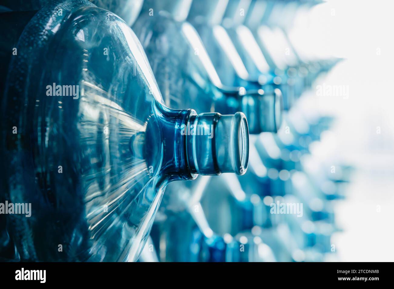 Wasser-Gallonen-Pfahlbrühe. PET-Trinkflasche aus Kunststoff im Fabrikladen einer Trinkwasseranlage im Lagerlager für saubere Hygiene. Stockfoto