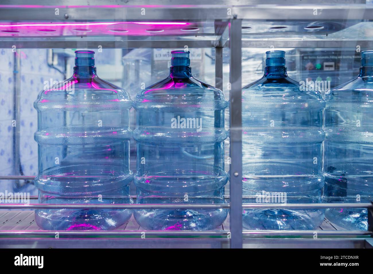Trinkwasserfabrik mit UV-Licht-Desinfektionssterilisationssystem in der Produktionslinie zur Reinigung des Trinkwasserbehälters Stockfoto
