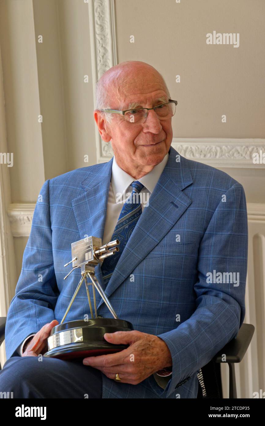 Manchester united mit sir bobby charlton Fotos und Bildmaterial in