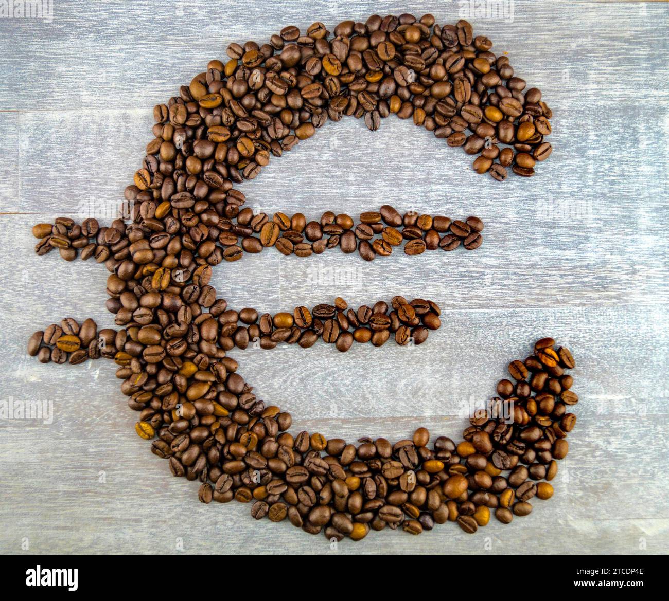 Euro-Schild, gebildet mit gerösteten Kaffeebohnen, Kaffeepreis Stockfoto