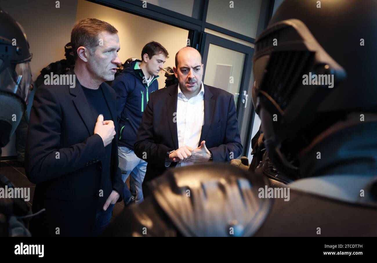 Charleroi, Belgien. Dezember 2023. Paul Magnette, Bürgermeister von Charleroi, und Mathieu Michel, Staatssekretär für digitale Agenda und Privatsphäre, fotografiert bei der Einweihung des Ausbildungszentrums der Bundespolizei in Jumet, Charleroi, Dienstag, den 12. Dezember 2023. BELGA PHOTO VIRGINIE LEFOUR Credit: Belga News Agency/Alamy Live News Stockfoto