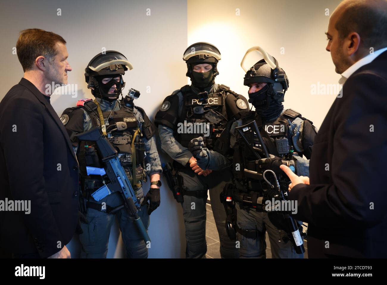 Charleroi, Belgien. Dezember 2023. Paul Magnette, Bürgermeister von Charleroi, und Mathieu Michel, Staatssekretär für digitale Agenda und Privatsphäre, fotografiert bei der Einweihung des Ausbildungszentrums der Bundespolizei in Jumet, Charleroi, Dienstag, den 12. Dezember 2023. BELGA PHOTO VIRGINIE LEFOUR Credit: Belga News Agency/Alamy Live News Stockfoto